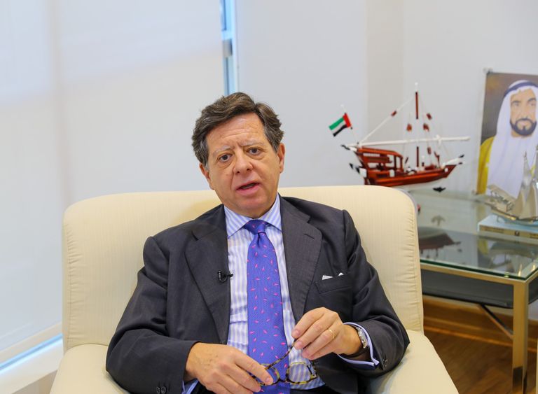 اينيغو دي بالاسيو سفير مملكة إسبانيا لدى دولة الإمارات علما دولتي الإمارات وإسبانيا