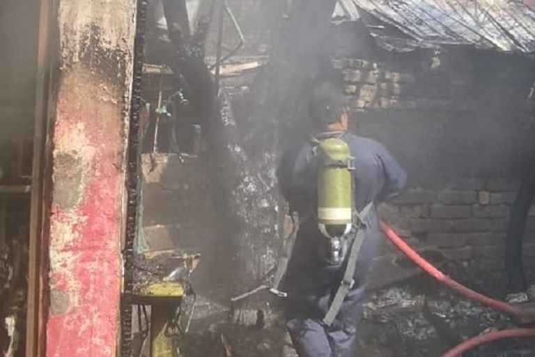 محاولات لإنقاذ إحدى ضحايا المنزل المحترق