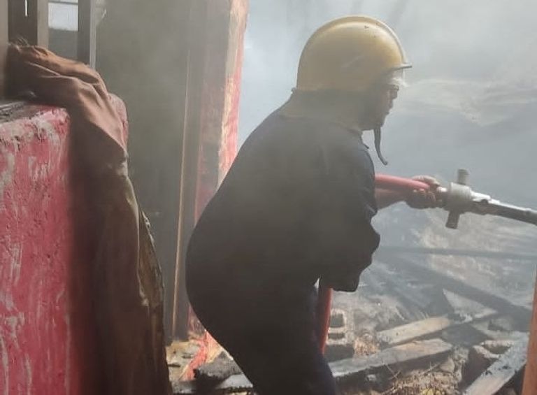 محاولات لإنقاذ إحدى ضحايا المنزل المحترق