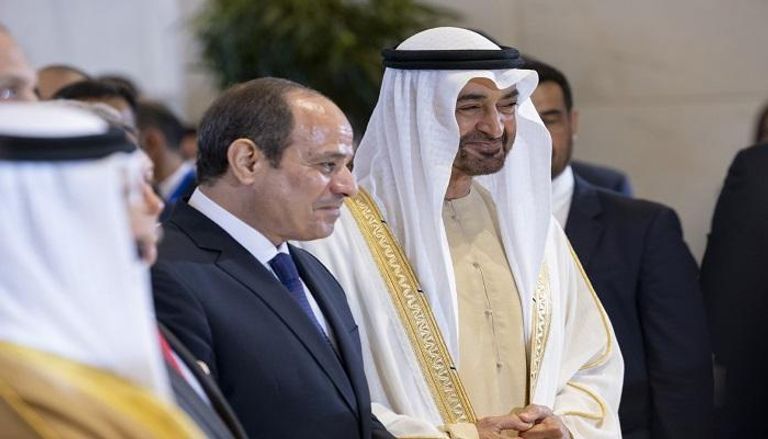 الشيخ محمد بن زايد آل نهيان والرئيس المصري خلال لقاء في العلمين