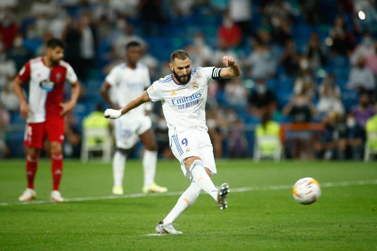 كريم بنزيما يسدد ركلة جزاء لريال مدريد كريم بنزيما وكريستيانو رونالدو