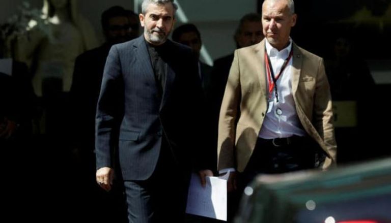 كبير المفاوضين الإيرانيين علي باقري كني (يسار)