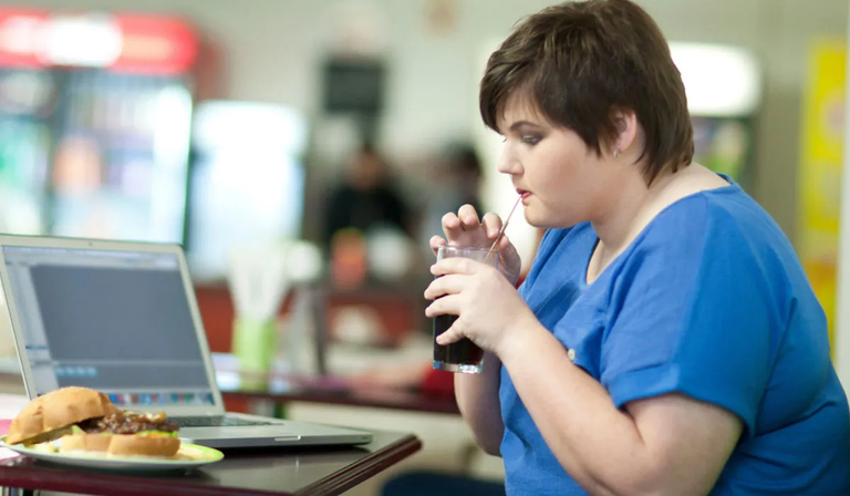 أضرار السمنة شخص يعاني من السمنة المفرطة- تعبيرية