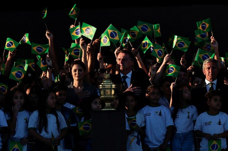 عسكري برازيلي يحمل قلب ملك البرتغال