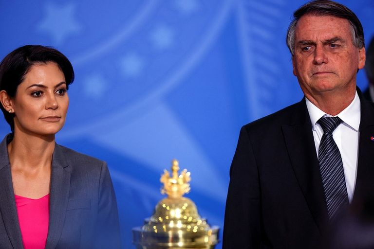 عسكري برازيلي يحمل قلب ملك البرتغال