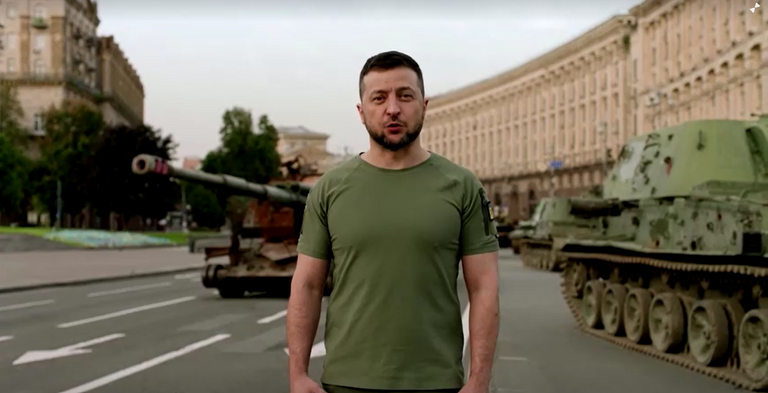 زيلينسكي بين الاستقلال الماضي والحالي