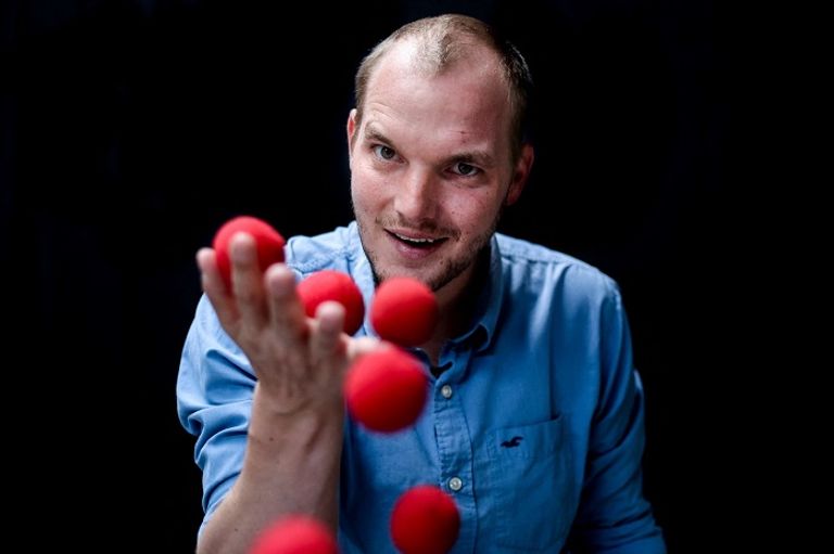 لوران بيرون بطل العالم في السحر