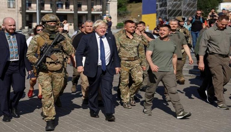 رئيس وزراء بريطانيا جونسون ورئيس أوكرانيا زيلينسكي في ساحة الاستقلال 