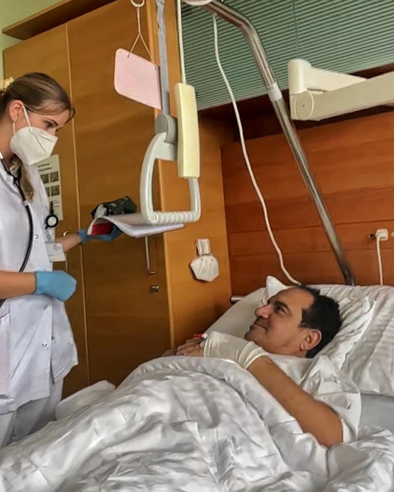 محمد ثروت من داخل المستشفى بعد إجراء جراحة