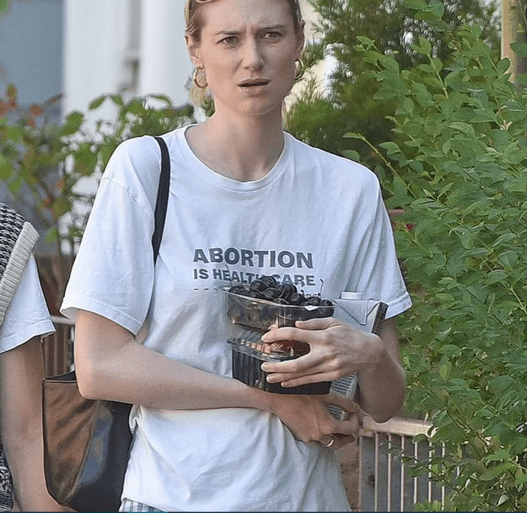 الممثلة الأسترالية إليزابيث ديبيكي