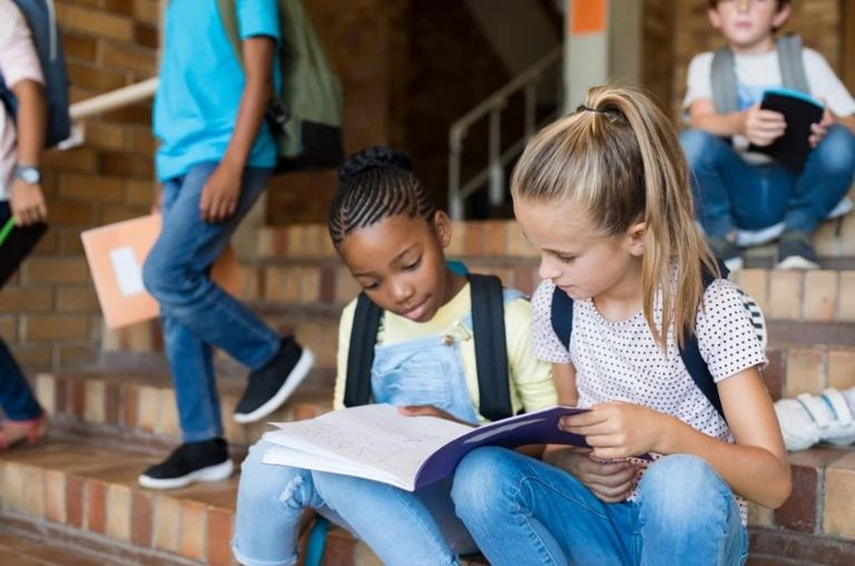 تلاميد يتجهون لباص المدرسة - تعبيرية