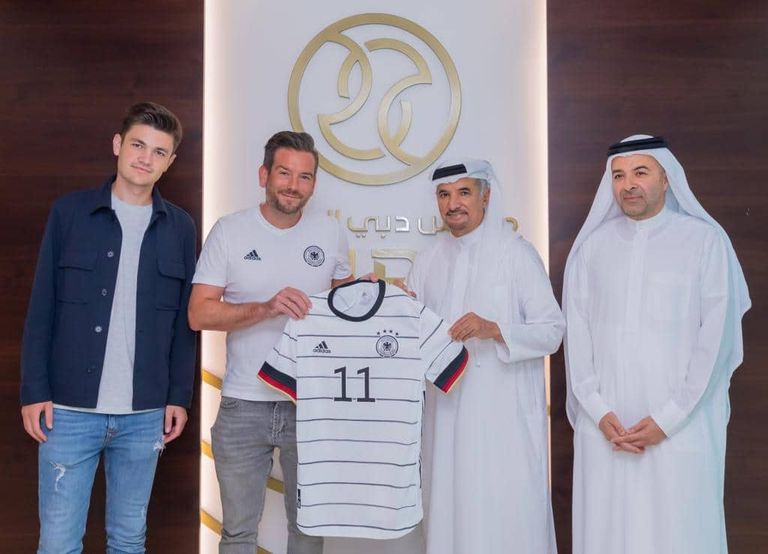 سعيد حارب وناصر أمان آل رحمة يتسلمان القميص الرسمي للمنتخب الألماني منتخب ألمانيا