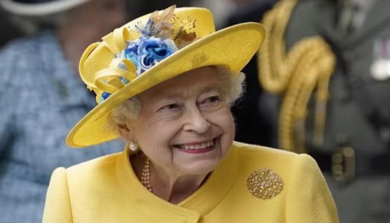 الملكة إليزابيث الثانية ترتدي ملابس بلون العلم الأوكراني - أرشيفية