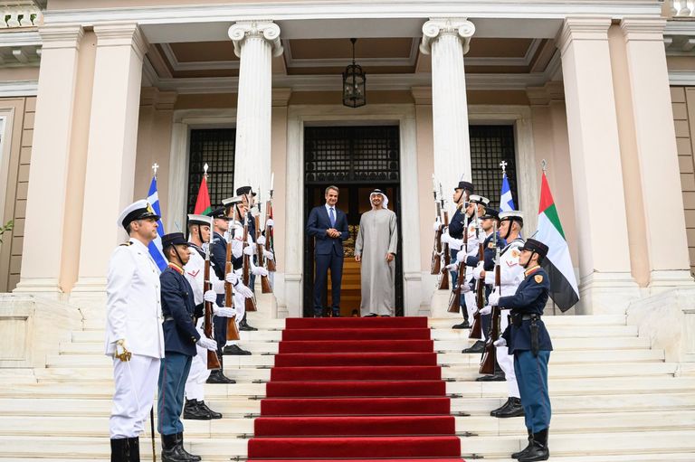 الشيخ محمد بن زايد آل نهيان خلال لقائه ميتسوتاكيس