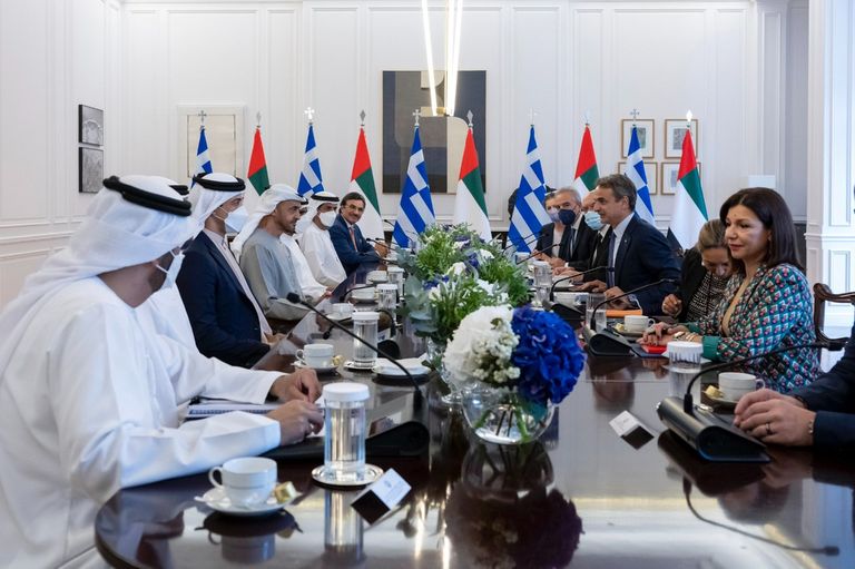 الشيخ محمد بن زايد آل نهيان خلال لقائه ميتسوتاكيس