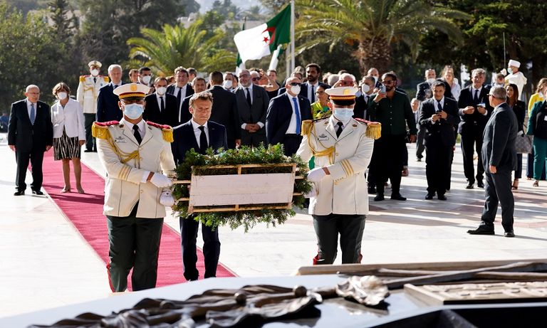 الرئيسان الجزائري عبدالمجيد تبون والفرنسي إيمانويل ماكرون
