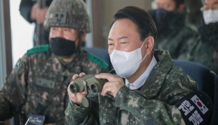 يون سوك يول يراقب الخطوط الأمامية مع كوريا الشمالية 