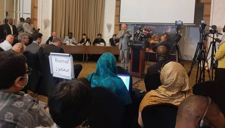 المدعي العام للجنائية الدولية كريم خان خلال مؤتمر صحفي بالخرطوم