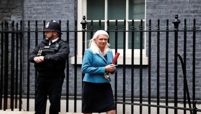وزيرة الخارجية البريطانية أماندا ميلينج خارج داونينج ستريت