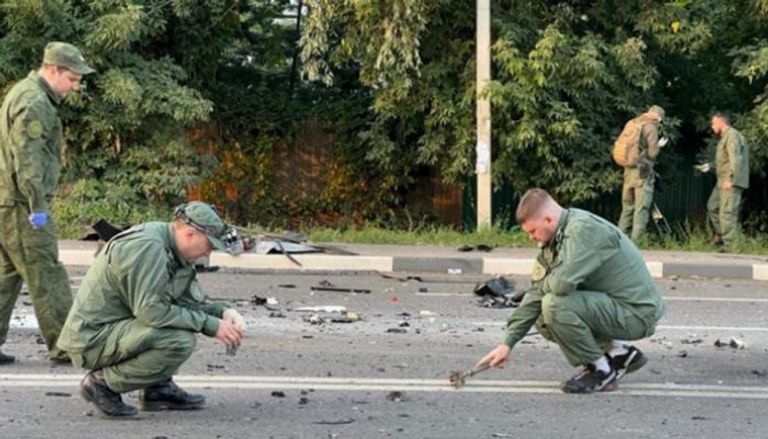 محققون في موقع انفجار سيارة داريا دوغينا بموسكو