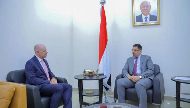 جانب من لقاء وزير الخارجية اليمني والسفير البريطاني لدى اليمن