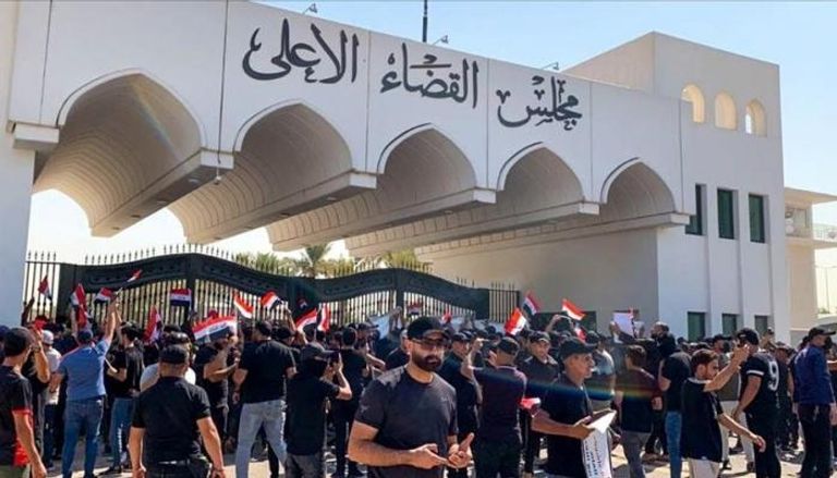 أنصار الصدر خلال اعتصام أمام مقر مجلس القضاء الأعلى بالعراق