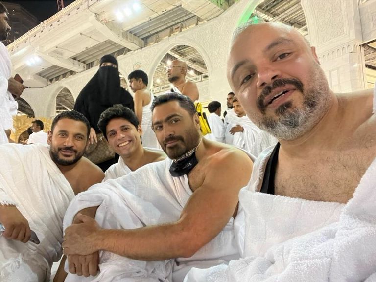 الفنان تامر حسني يؤدي مناسك العمرة