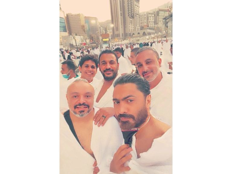 الفنان تامر حسني يؤدي مناسك العمرة