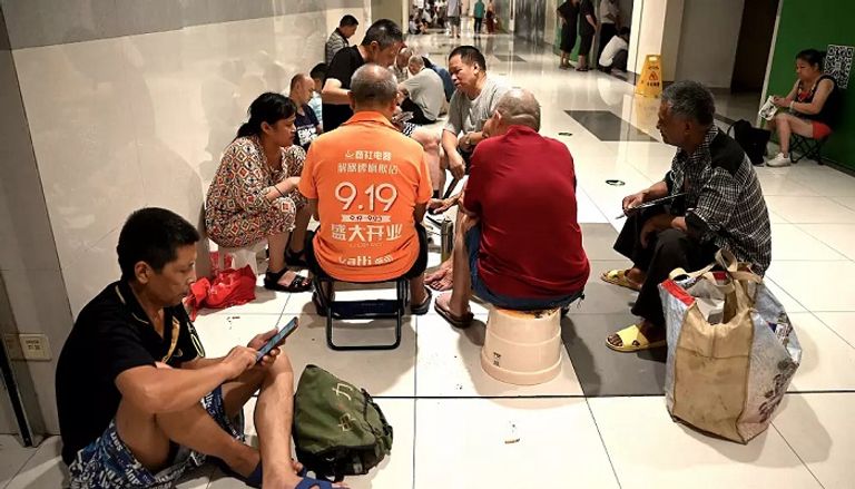 صينيون يفترشون طرقات المترو هربا من الحر