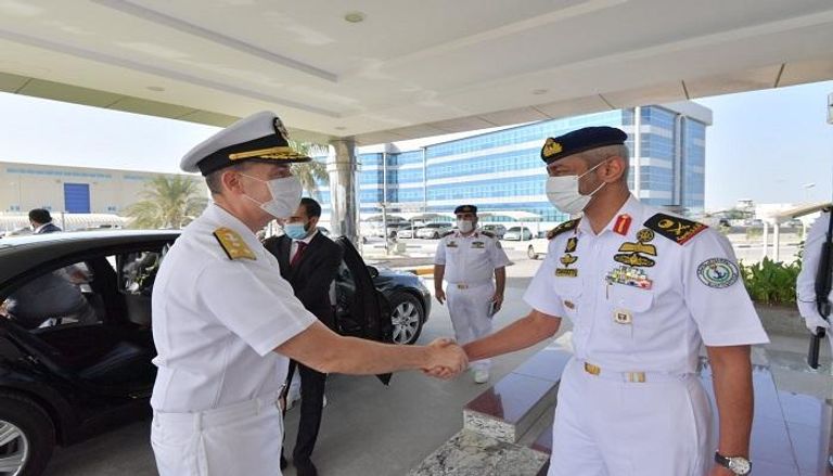 قائد القوات البحرية الإماراتية يستقبل نظيره الأمريكي