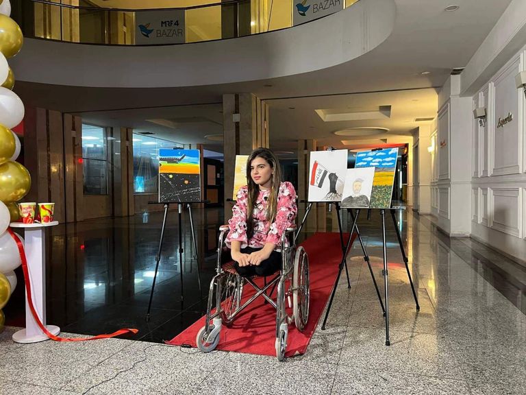 مريم في أول معرض فني لها