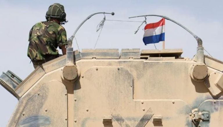 جندي هولندي على متن مركبة عسكرية - أرشيفية
