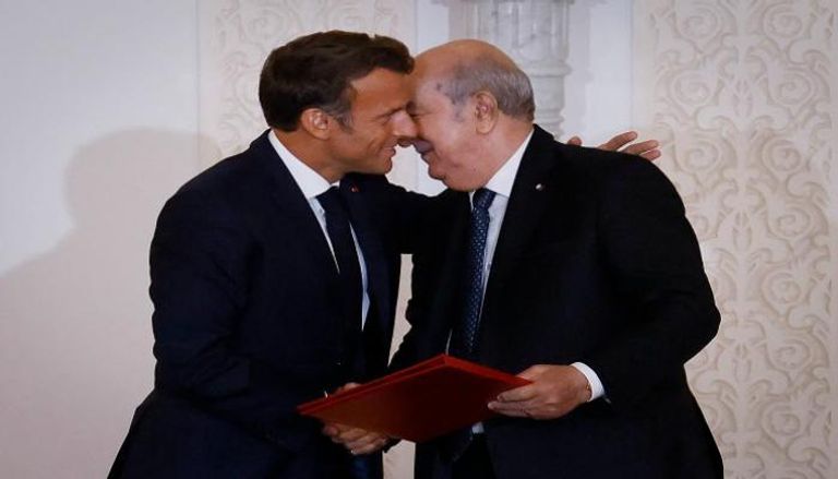 الرئيسان الفرنسي إيمانويل ماكرون والجزائري تبون - أ ف ب