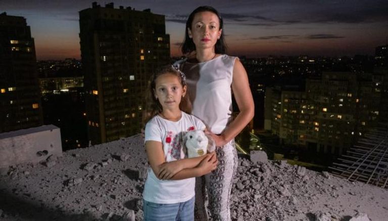 الأم الأوكرانية وابنتها فوق سطح البناية