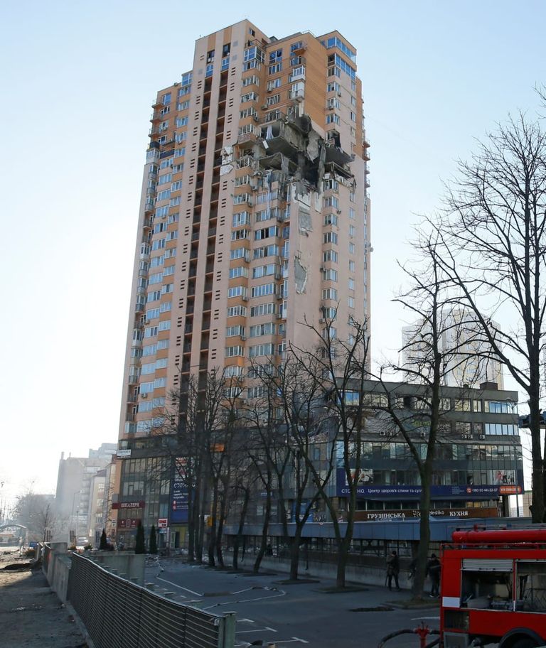 الأم الأوكرانية وابنتها فوق سطح البناية