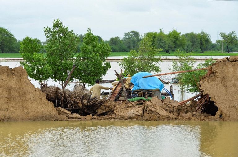 الأمطار  تغطي جسد شخص في باكستان