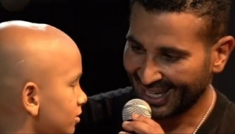 الفنان أحمد سعد رفقة الطفل محارب السرطان