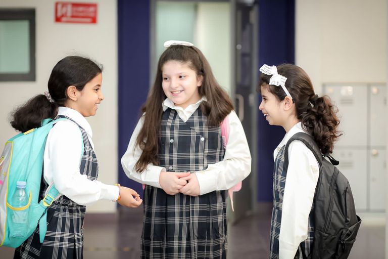 أب يصطحب نجله إلى المدرسة في أول أيام الدراسة