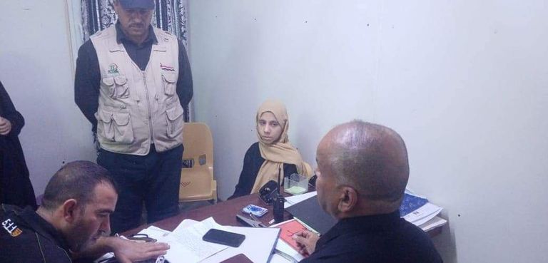 الطفلة تبارك بعد حلق رأسها