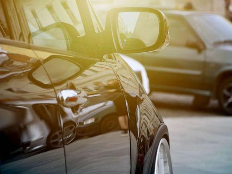 وفاة طفل بعد تركه في سيارة معرضة للشمس- أرشيفية