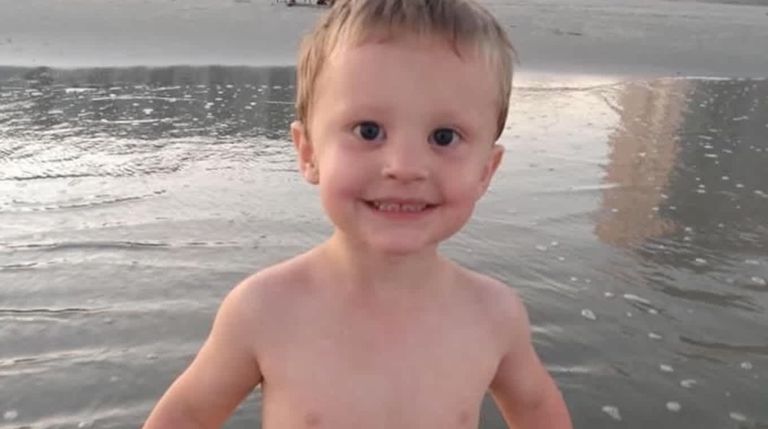 وفاة طفل بعد تركه في سيارة معرضة للشمس- أرشيفية