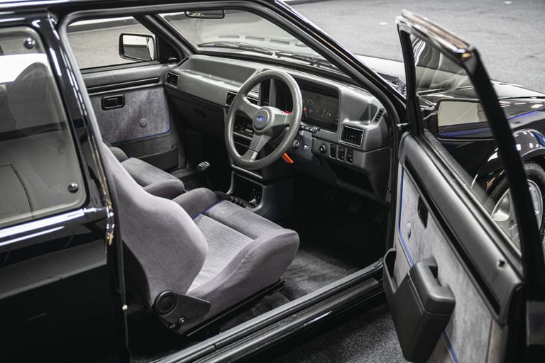 الأميرة ديانا تستقل سيارة فورد إسكورت