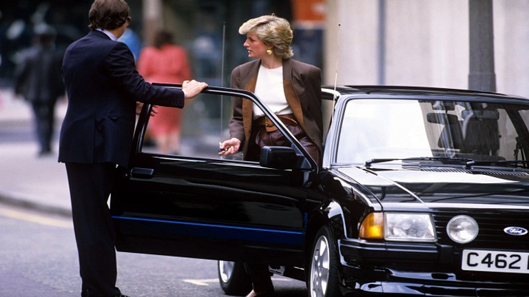 الأميرة ديانا تستقل سيارة فورد إسكورت
