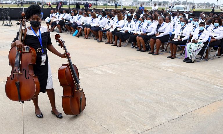 جنازة مهيبة لزعيم أنجولا السابق دوس سانتوس- رويترز