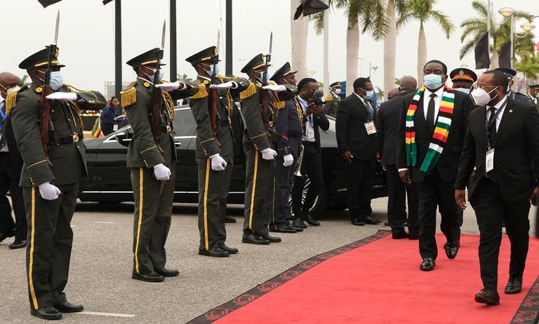 جنازة مهيبة لزعيم أنجولا السابق دوس سانتوس- رويترز