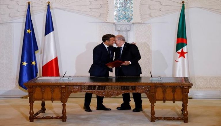 جانب من توقيع الرئيسين الفرنسي ماكرون والجزائري تبون اتفاق الشراكة