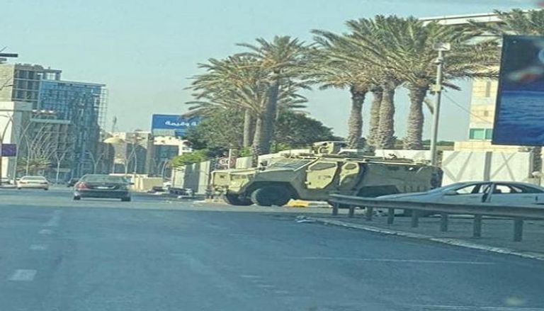 آلية عسكرية في أحد شوارع العاصمة الليبية طرابلس  