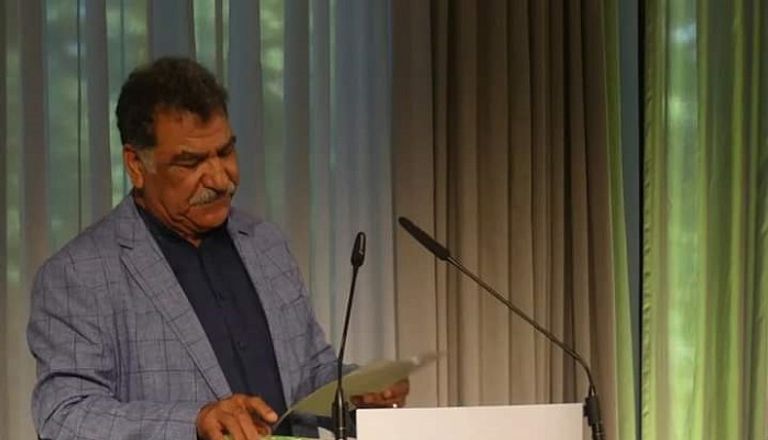 محمد عبلة (الثاني من يسار الصف الأول) حاملا الوسام