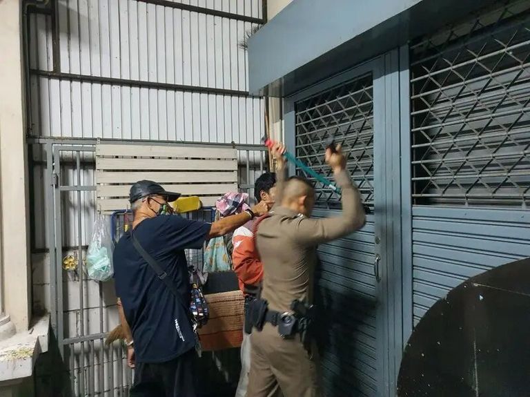 الشرطة التايلاندية تخلع باب منزل السيدة العالقة السيدة كتبت وصيتها بمستحضرات التجميل