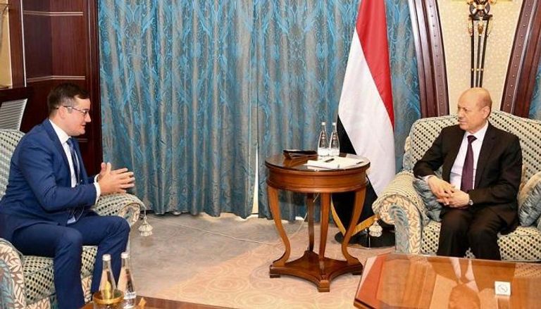 لقاء رئيس مجلس القيادة الرئاسي والقائم بأعمال السفير الروسي لدى اليمن